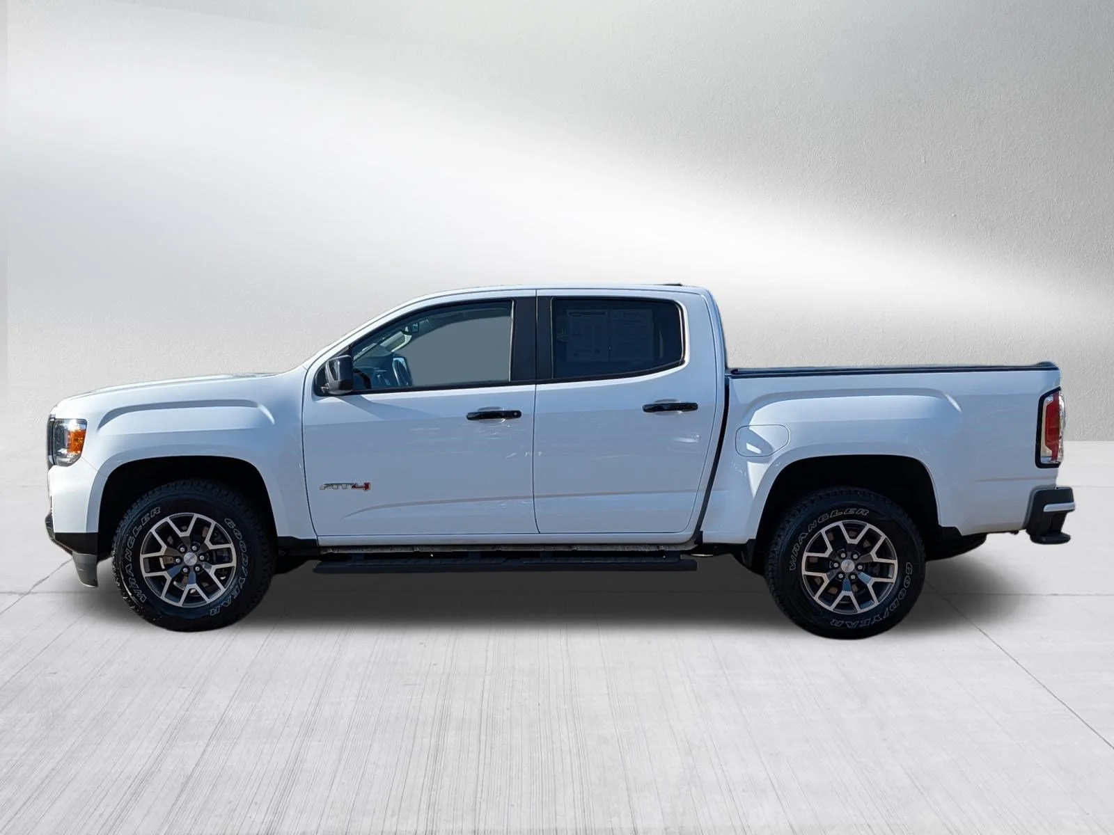 Used 2022 Summit White GMC 4WD AT4 w/Leather image 4