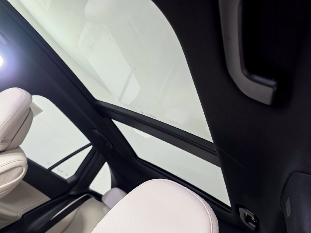 New 2027 Polar White Mercedes-Benz GLC 300 image 25