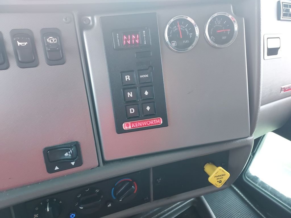 Used 2020 White Kenworth  image 24