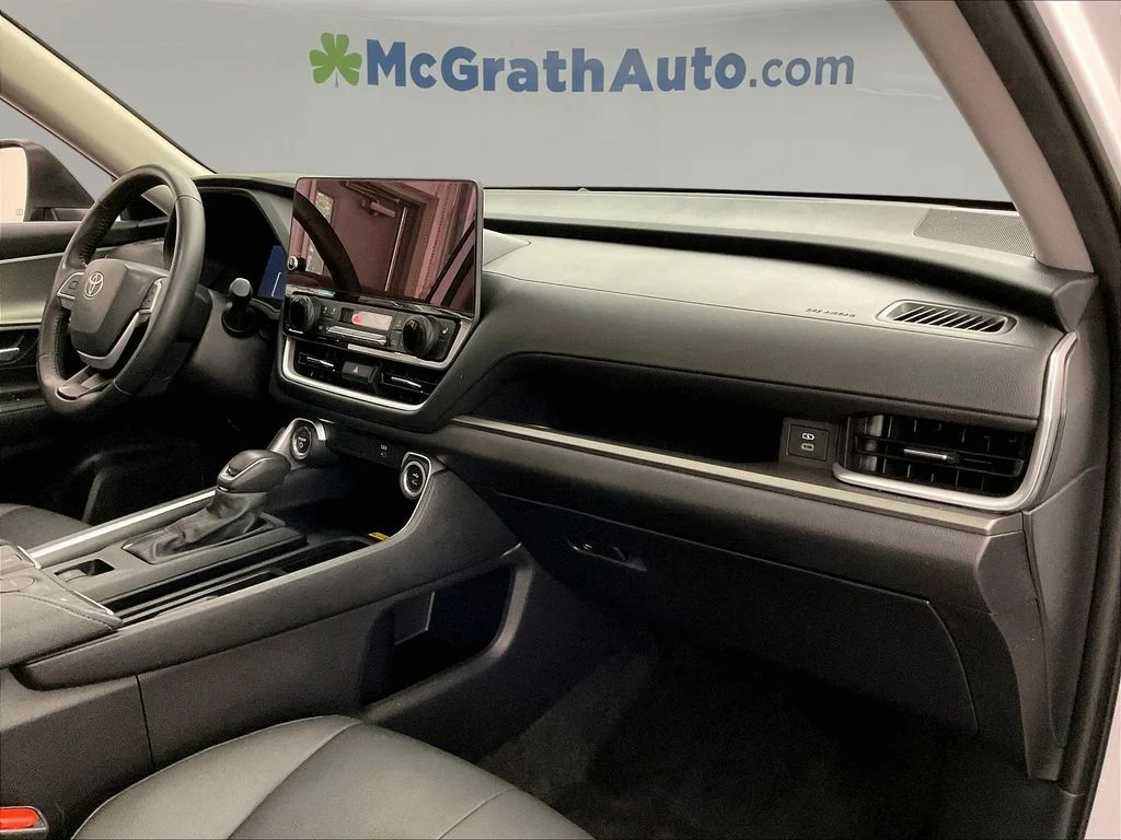 Used 2025 Beige Toyota XLE image 21