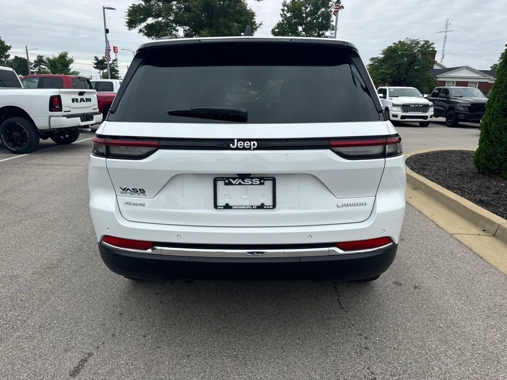 New 2026 Bright White Clear-Coat Exterior Paint Jeep Laredo X image 4