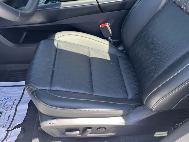 Used 2025 White Nissan Platinum image 12