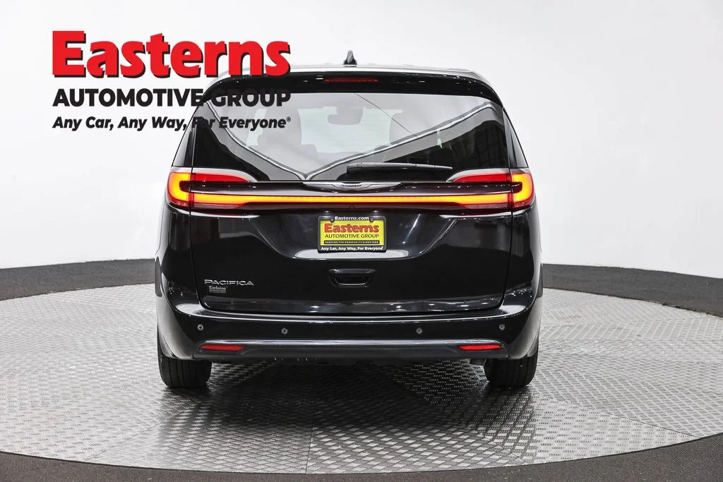 Used 2023 Black Chrysler Touring L image 6