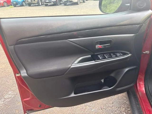 Used 2018 Rally Red Metallic Mitsubishi LE image 8