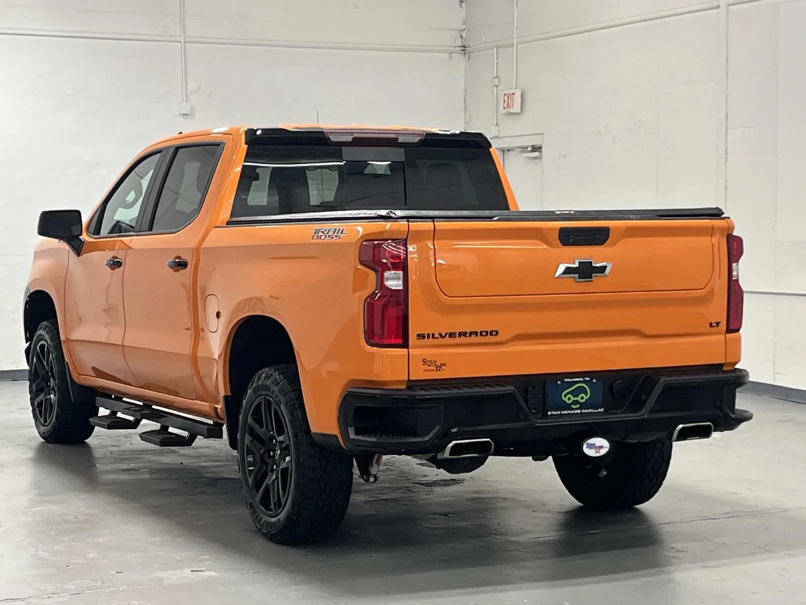 Used 2022 All normally body colored non-sheet metal parts will be black including front fender extensions, cab spoiler on Double & Crew cabs and LT trim door handles. May require extended lead time. Chevrolet LT Trail Boss image 6