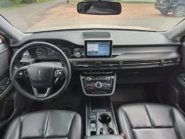 Used 2021 White Lincoln Standard image 32