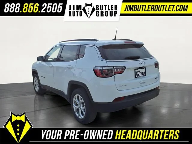 Used 2024  Jeep Latitude image 23