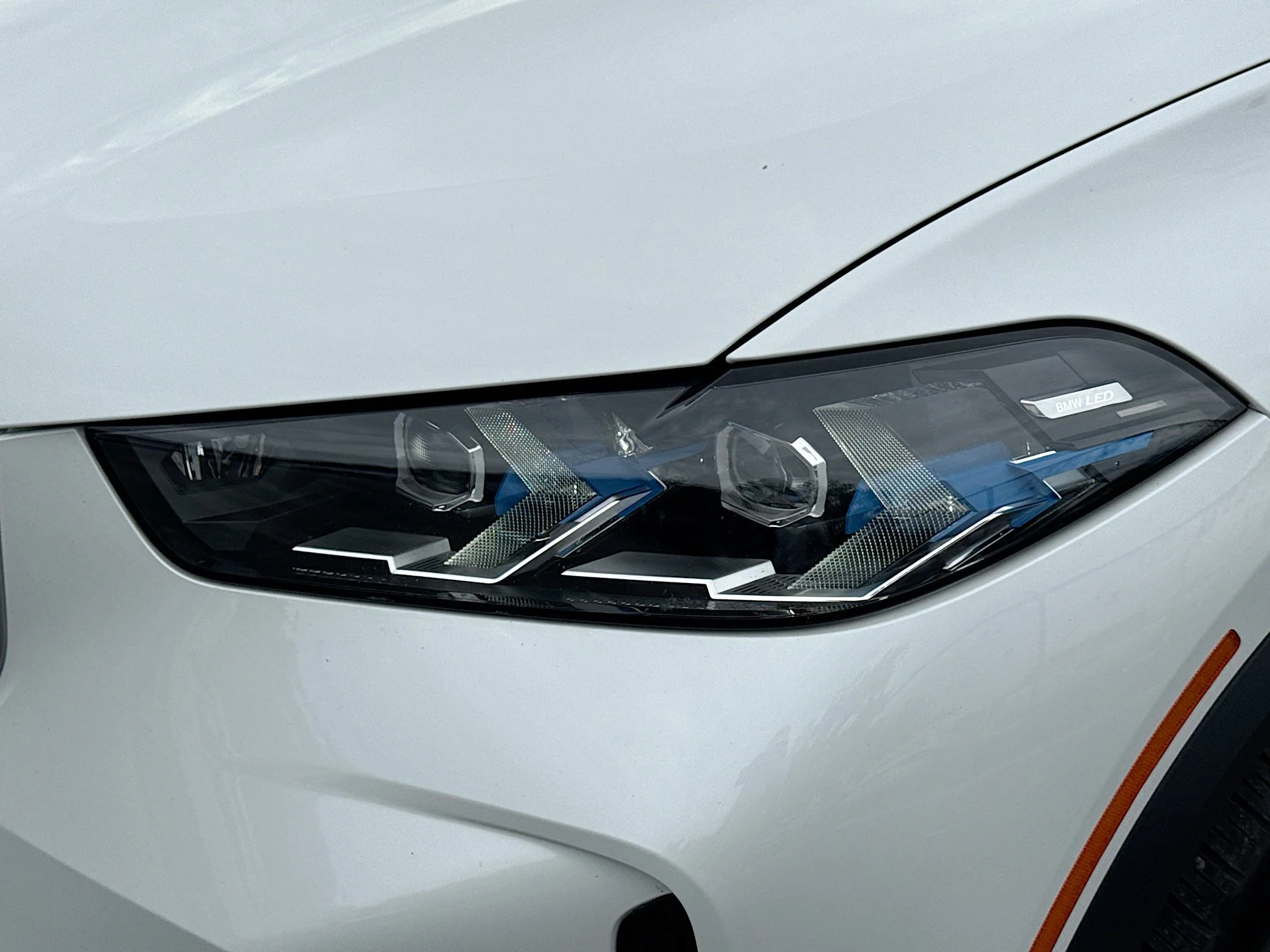 Used 2025 White Metallic BMW xDrive40i image 9