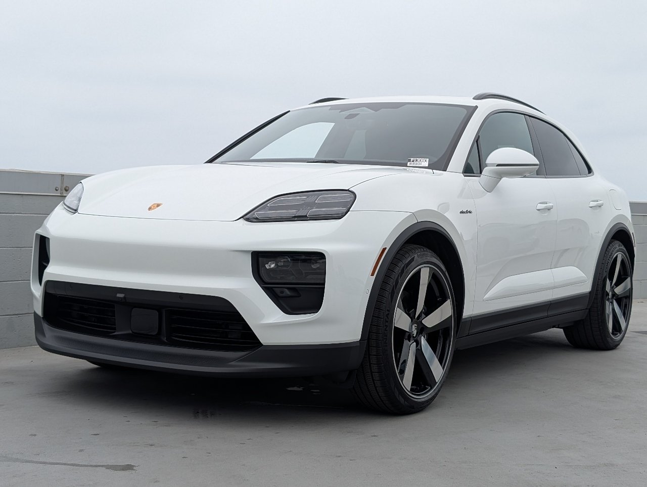 2025 Porsche Macan Macan Electric's photo