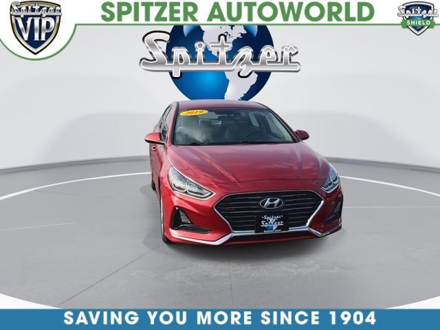Used 2019 Red Hyundai SE image 3