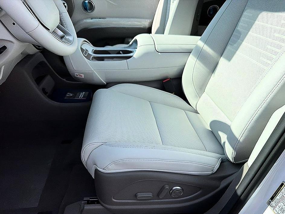 New 2027 Creamy White Pearl Hyundai Limited 8P image 22