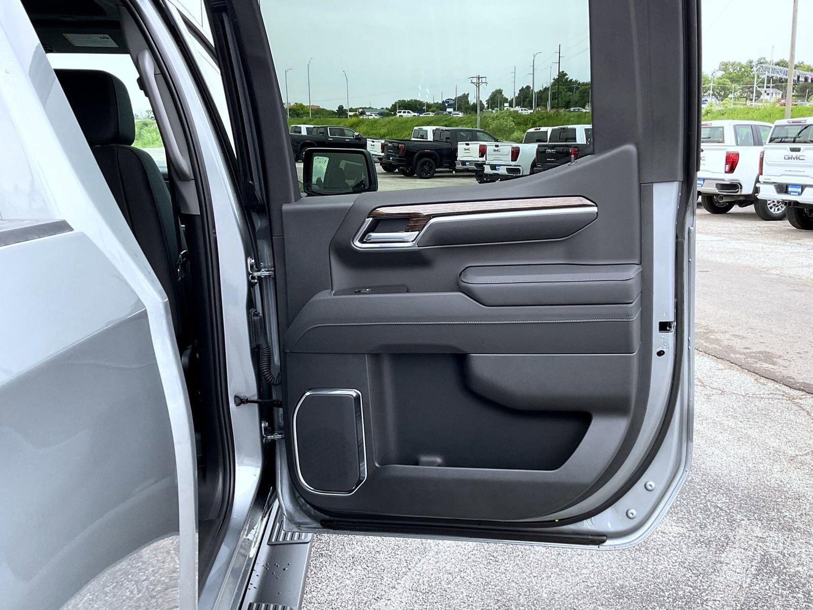 New 2026 Sterling Metallic GMC Elevation image 20