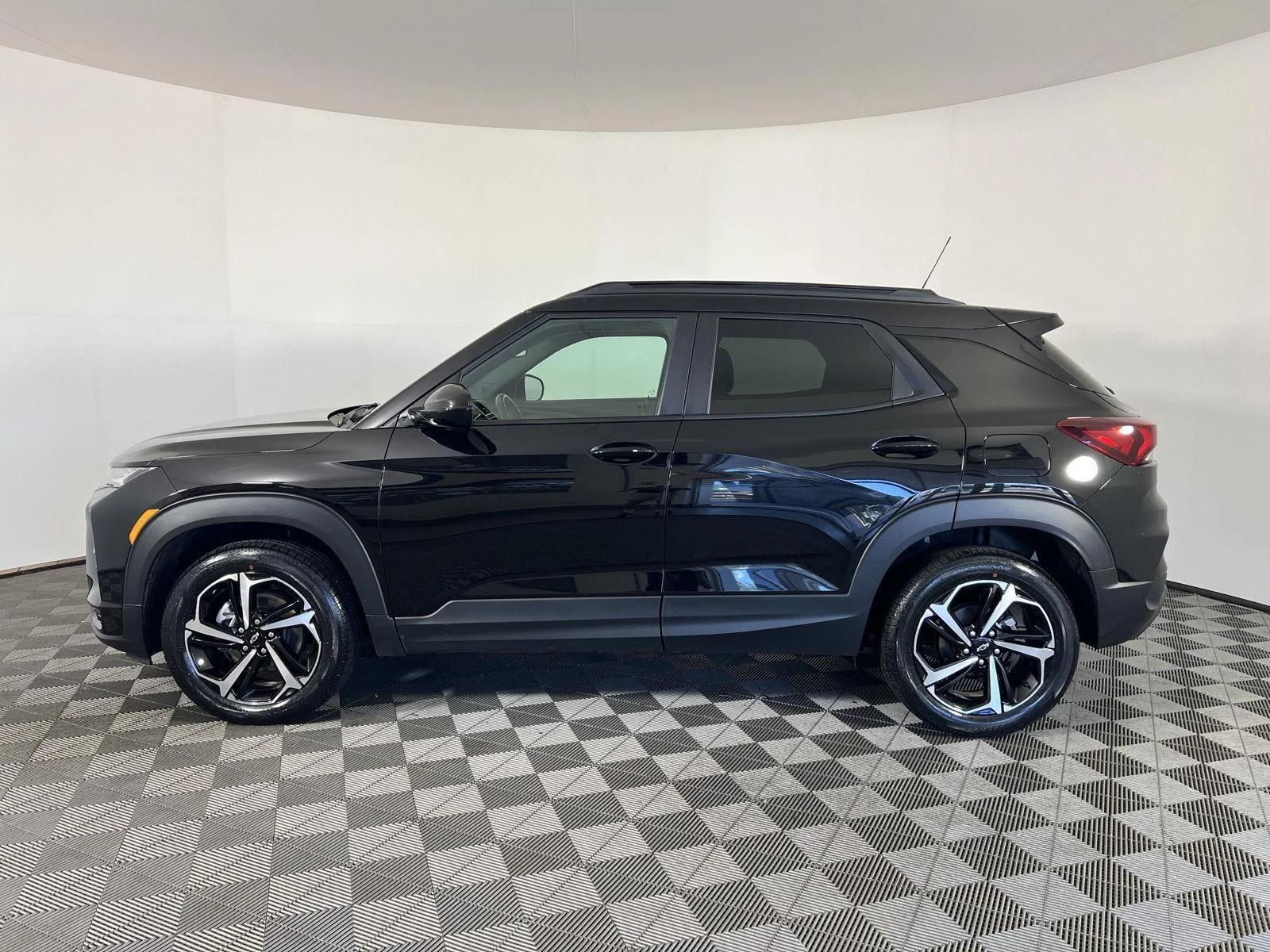 Used 2023 Mosaic Black Metallic Chevrolet RS image 27