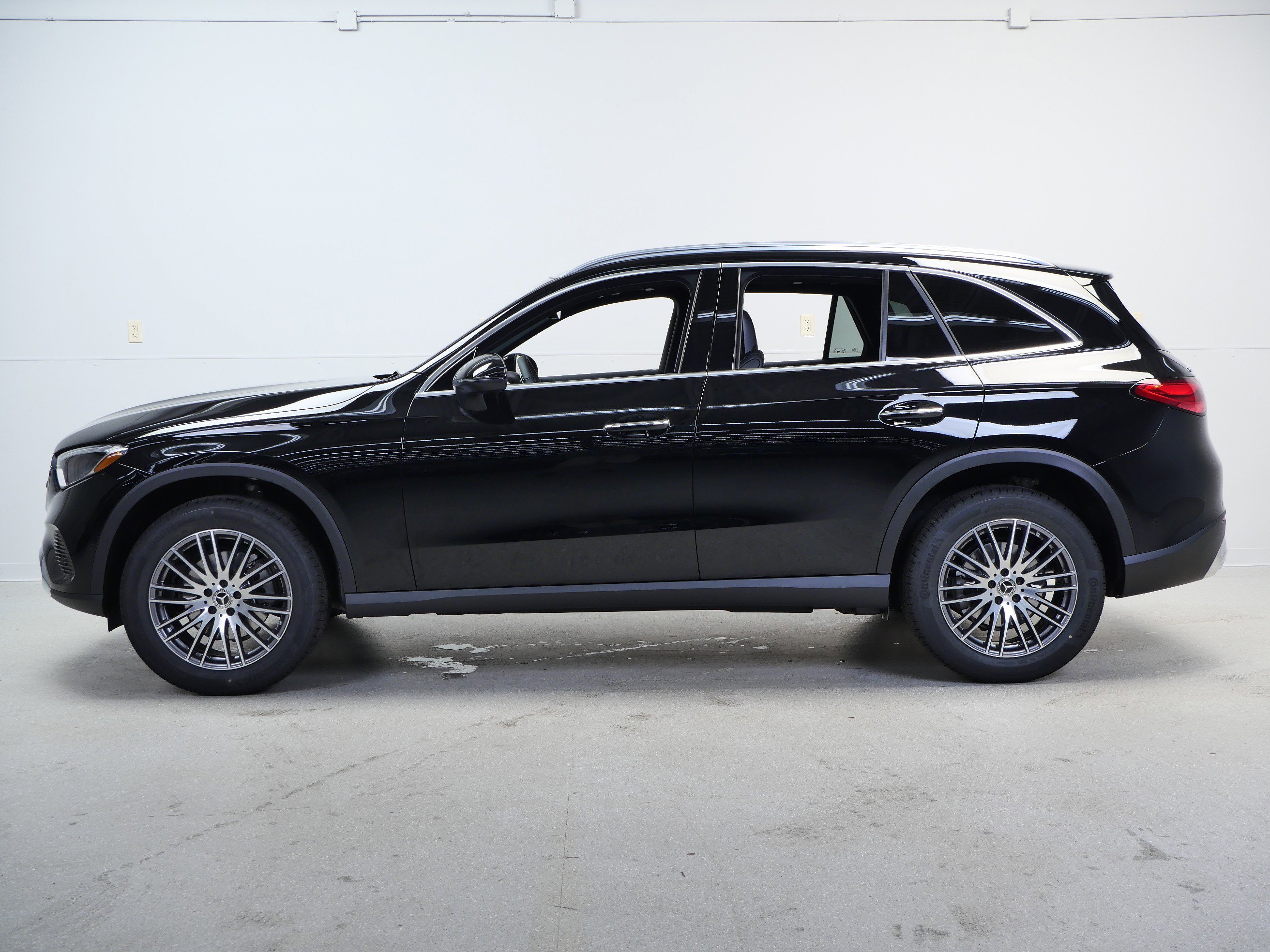 New 2026 Black Mercedes-Benz GLC 300 image 5