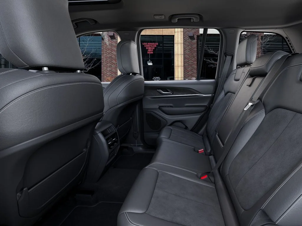 New 2026 Diamond Black Crystal Pearl-Coat Exterior Paint Jeep Altitude image 23