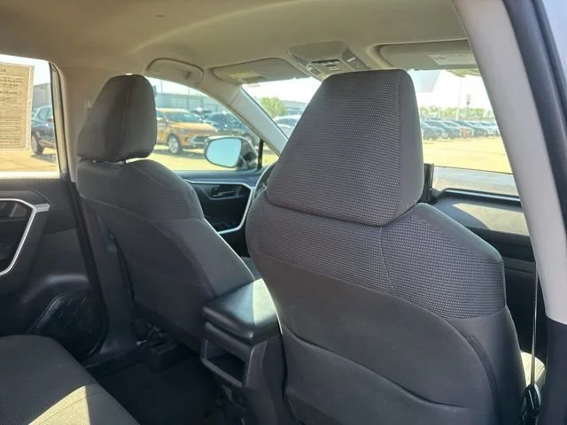 2019 Toyota RAV4 LE - Photo 44