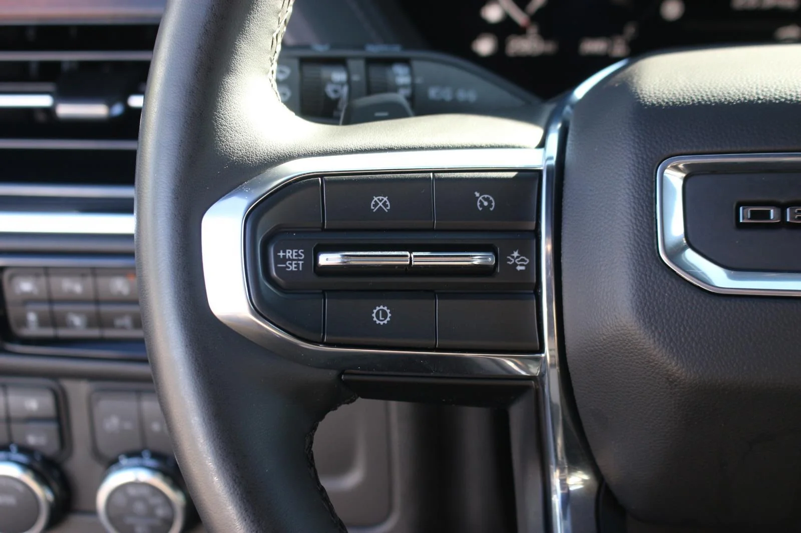 Used 2025 Summit White GMC Denali image 22