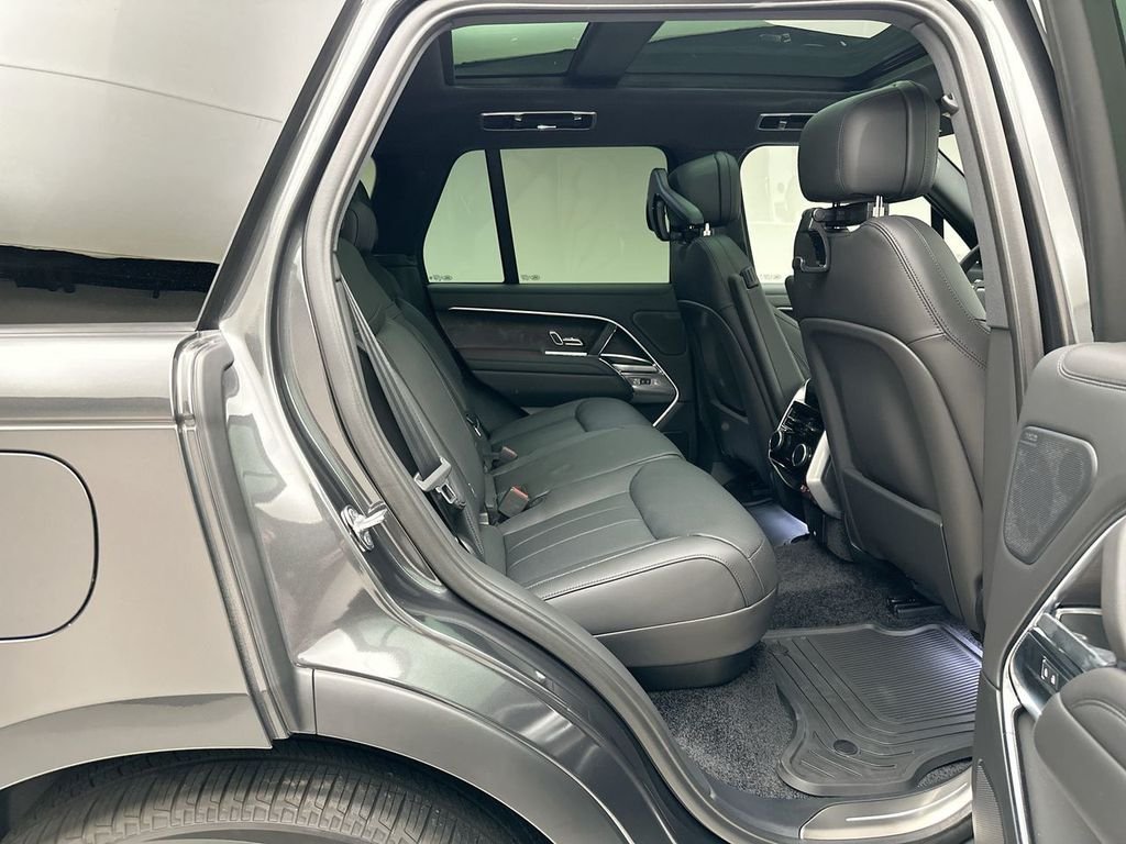 New 2026 Carpathian Gray Premium Metallic Land Rover SE image 7