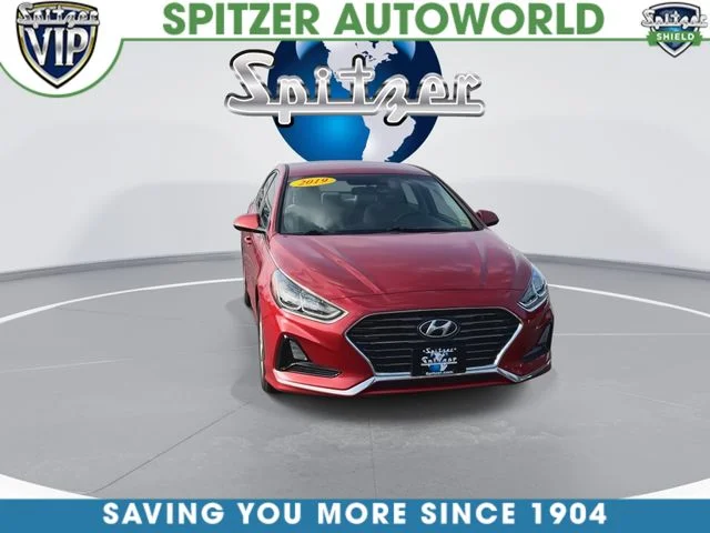 Used 2019 Red Hyundai SE image 3