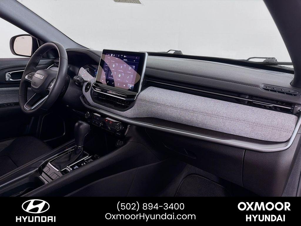 Used 2023 Diamond Black Crystal Pearlcoat Jeep Latitude Lux image 28
