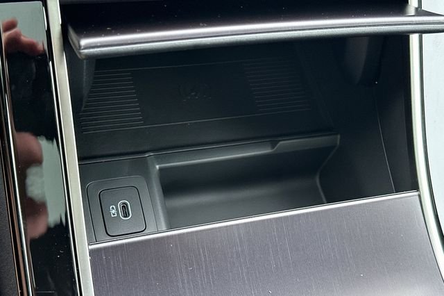 New 2026 Santorini Black Land Rover Dynamic SE image 19