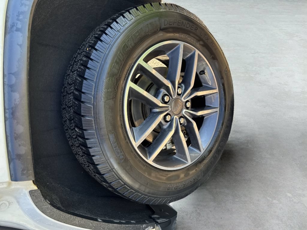 Used 2019  Jeep Limited image 14