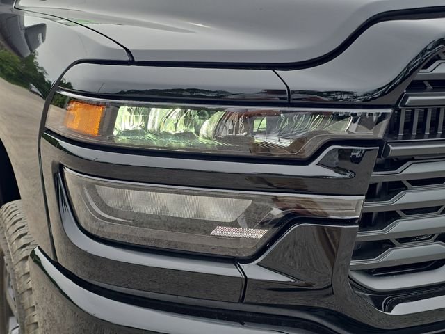 New 2026 Diamond Black Crystal Pearl-Coat Exterior Paint RAM Tradesman image 7