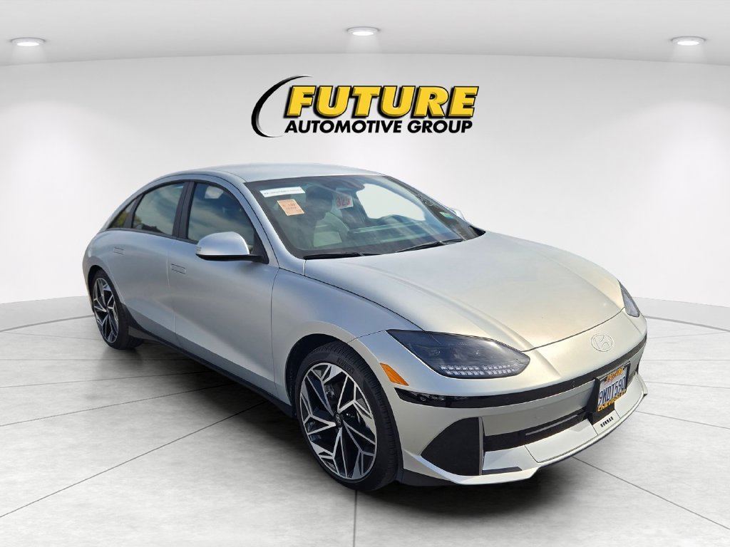 Used 2024 Gold Hyundai SEL image 1