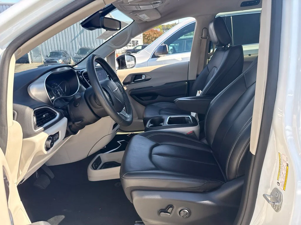 Used 2024 White Chrysler Touring L image 5