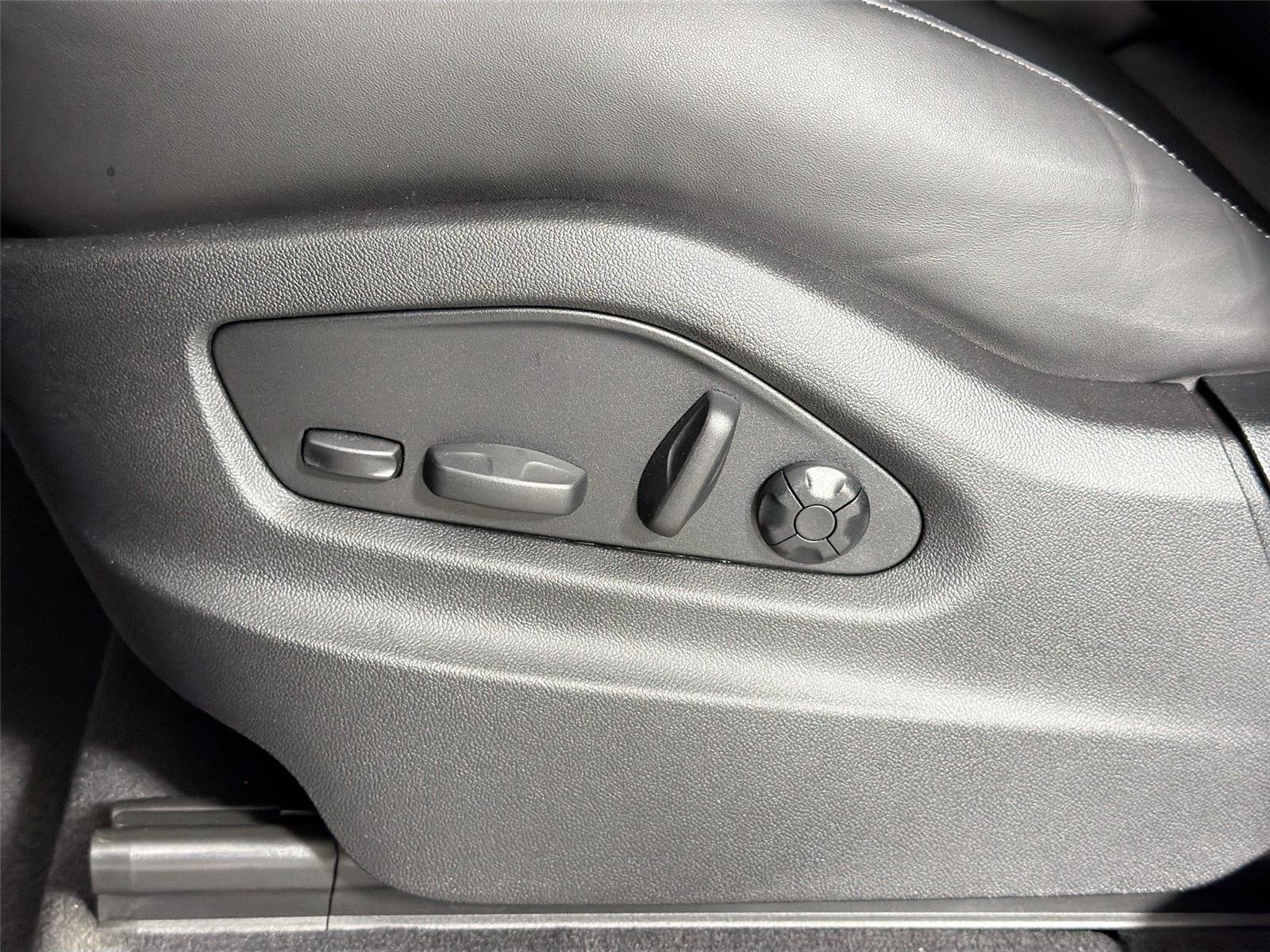 New 2026 Carrara White Metallic Porsche Coupe image 32