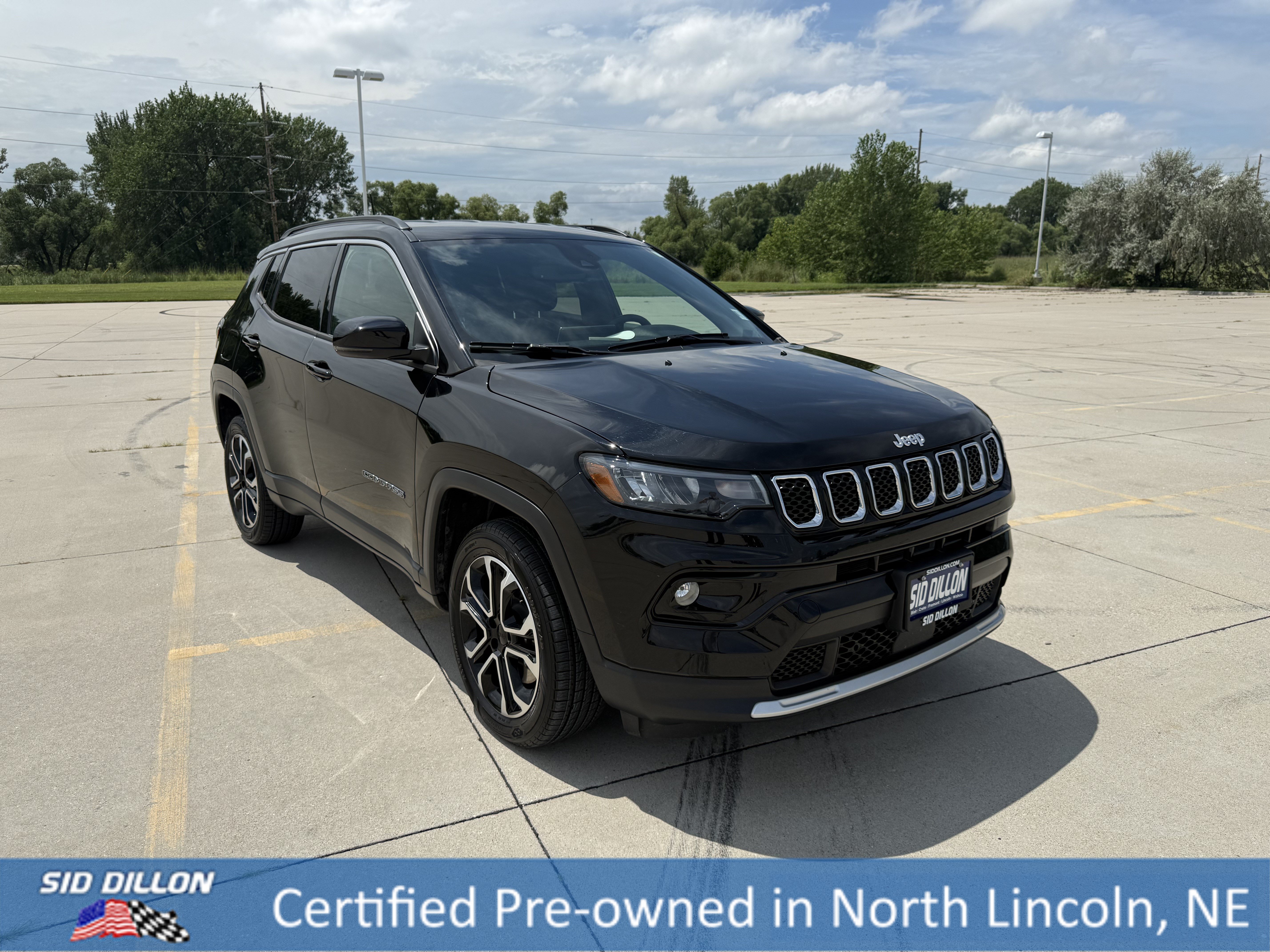 Used 2023 Diamond Black Crystal Pearlcoat Jeep Limited image 6