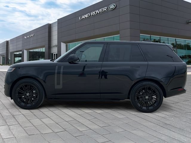 Used 2025  Land Rover SE image 2
