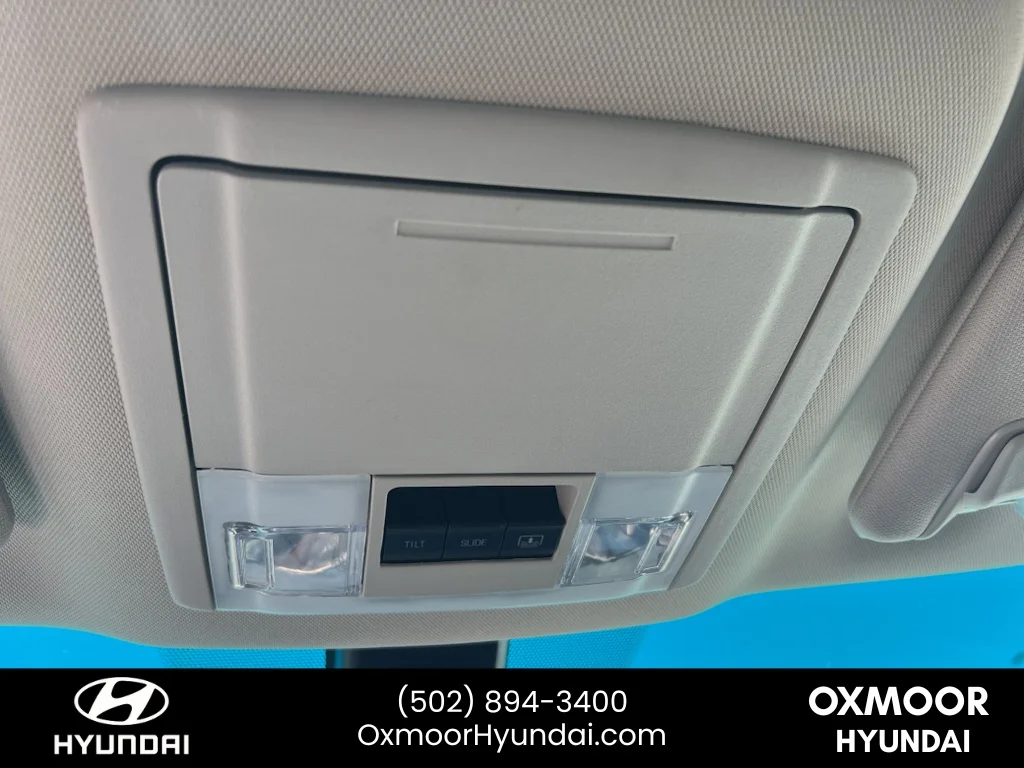 Used 2017 White Platinum Metallic Tri-Coat Ford Platinum image 12