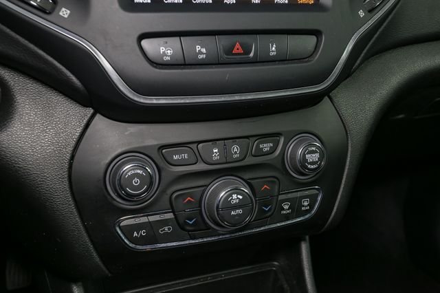 Used 2023 Black Jeep Altitude image 29