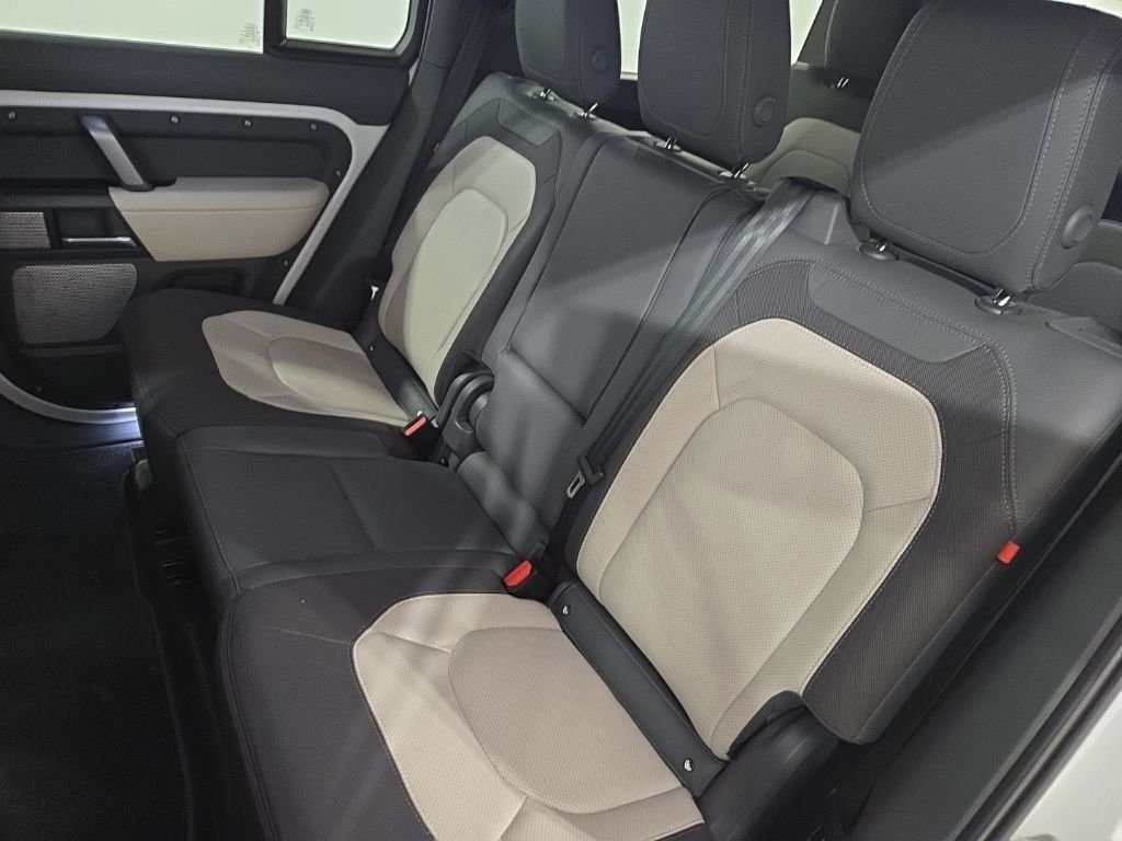 Used 2023 Fuji White Land Rover X-Dynamic SE image 26
