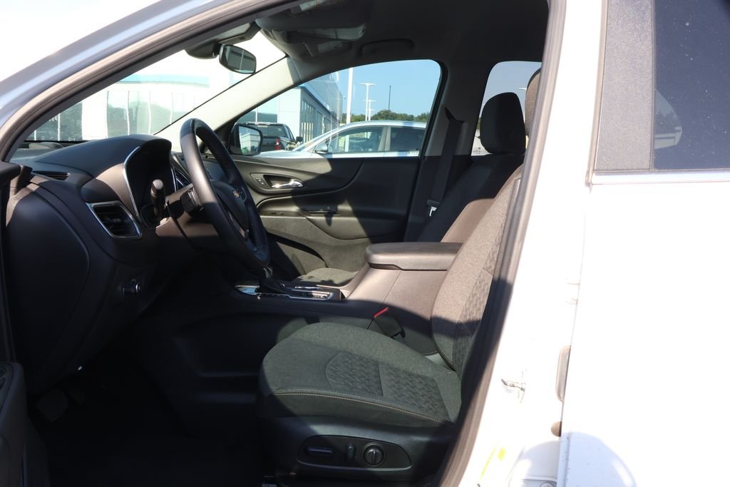 Used 2024 Summit White Chevrolet LT image 9