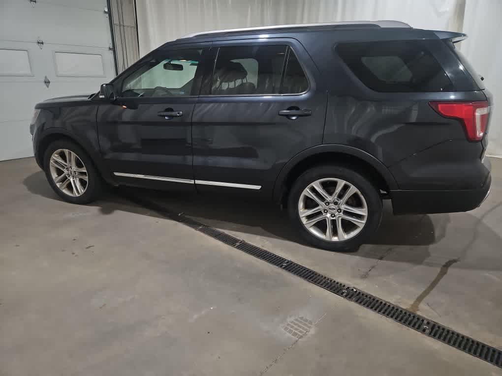 Used 2017 Smoked Quartz Metallic Tinted Clearcoat Ford XLT image 3