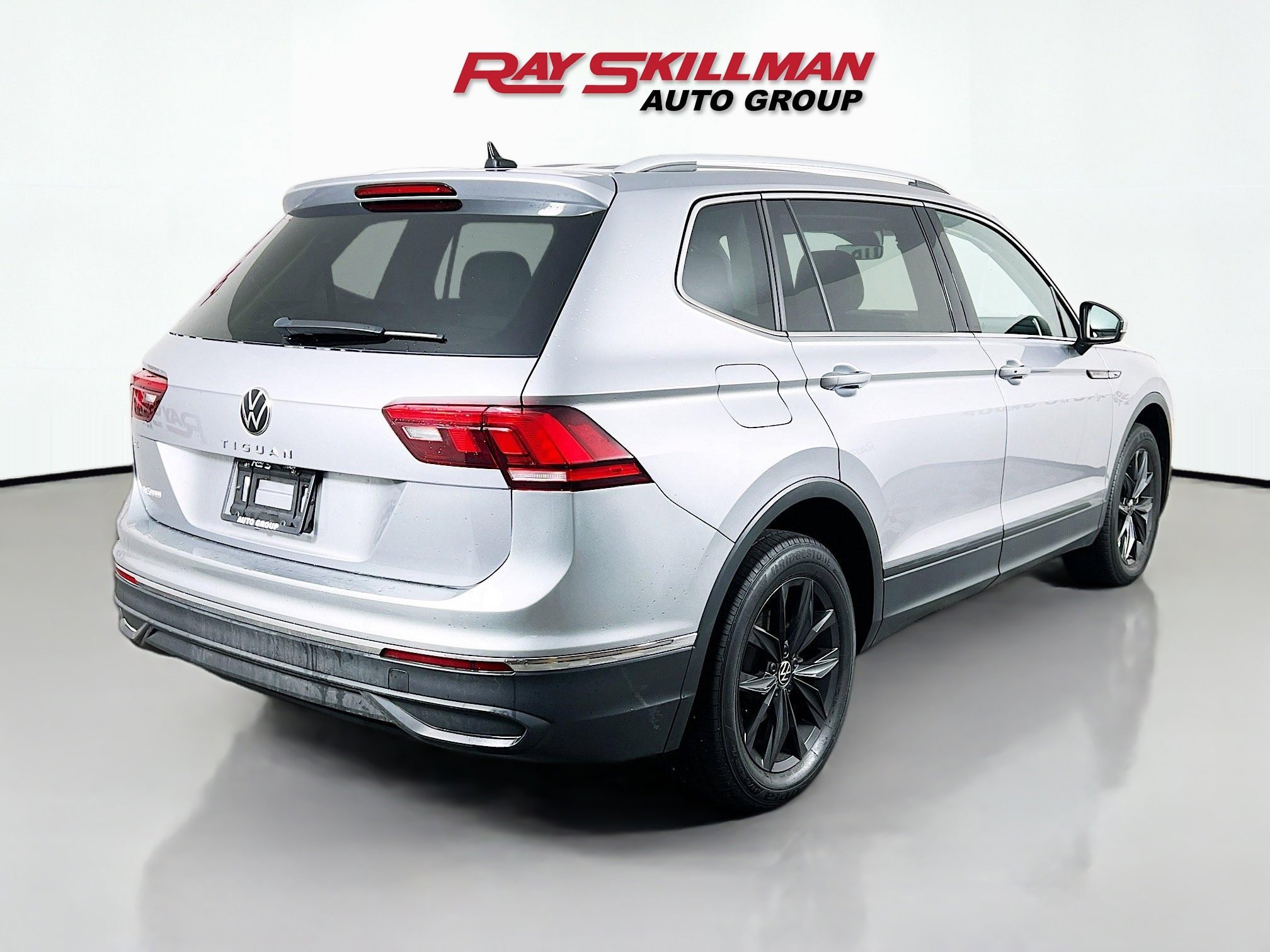 Used 2024 Silver Volkswagen SE image 7