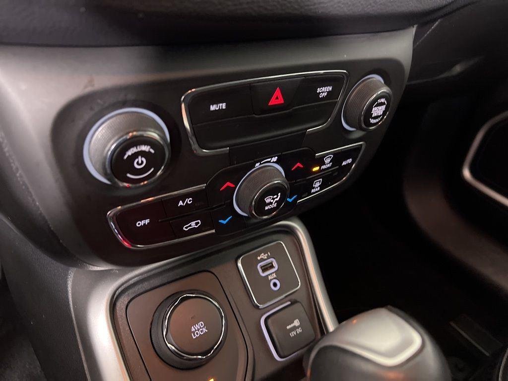 Used 2019 White Clearcoat Jeep Latitude image 19