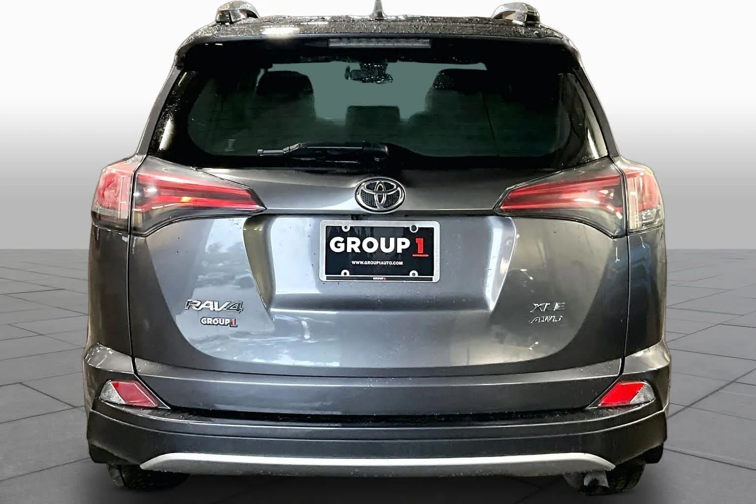 Used 2018 Magnetic Gray Metallic Toyota XLE image 5