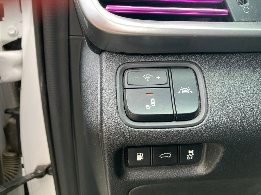 Used 2019 White Kia LX image 11