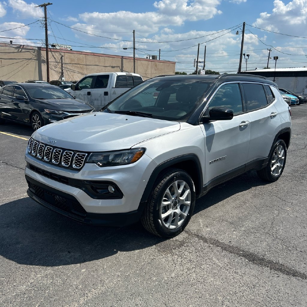 Used 2025 Silver Zynith Metallic Clearcoat Jeep Limited image 1