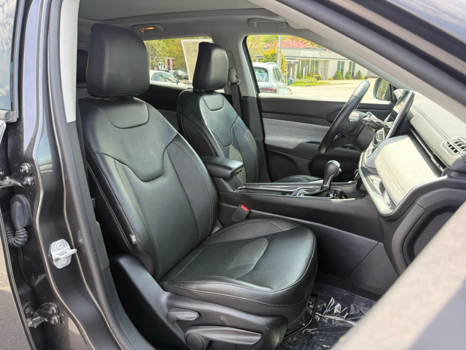 Used 2022 Granite Crystal Metallic Clearcoat Jeep Latitude Lux image 10