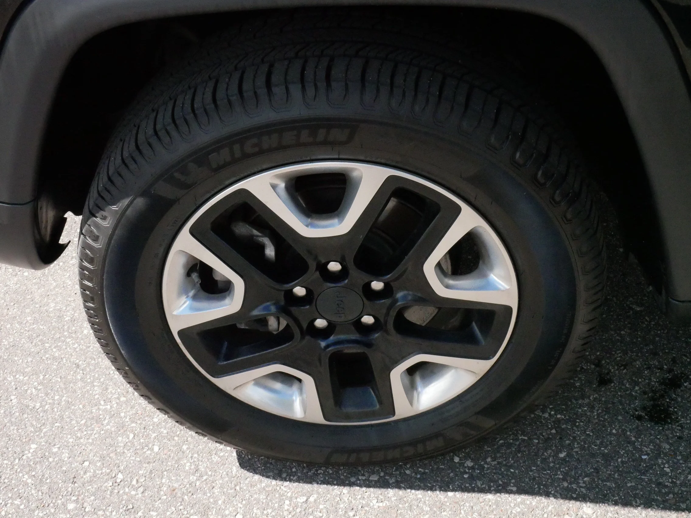 Used 2018 Diamond Black Crystal Pearlcoat Jeep Trailhawk image 17