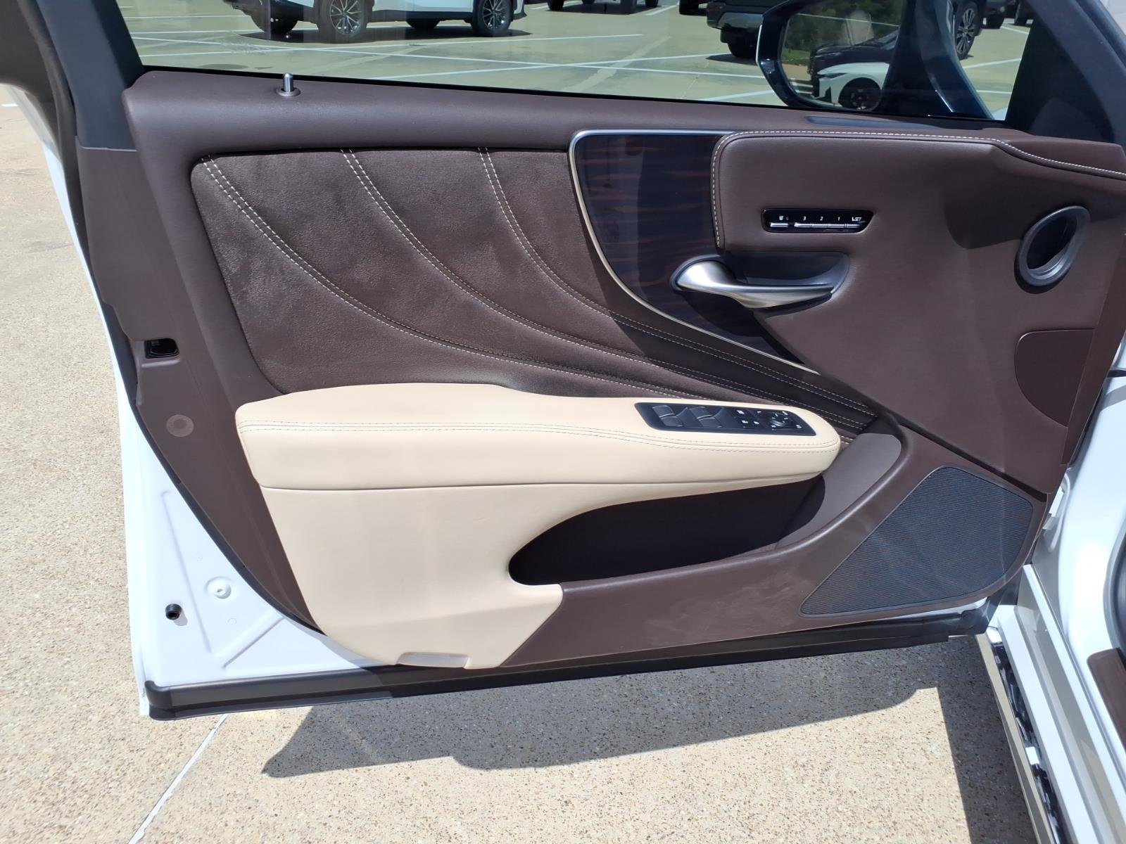 Used 2019 Eminent White Pearl Lexus Base image 19