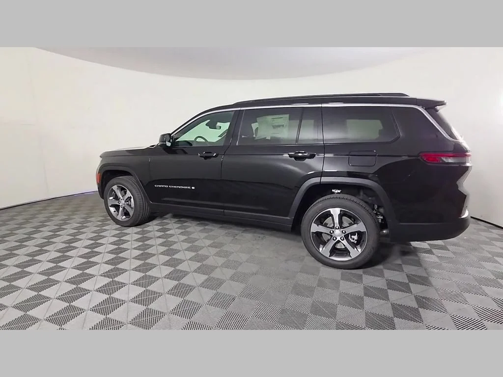 New 2026 Diamond Black Crystal Pearl-Coat Exterior Paint Jeep Limited image 32