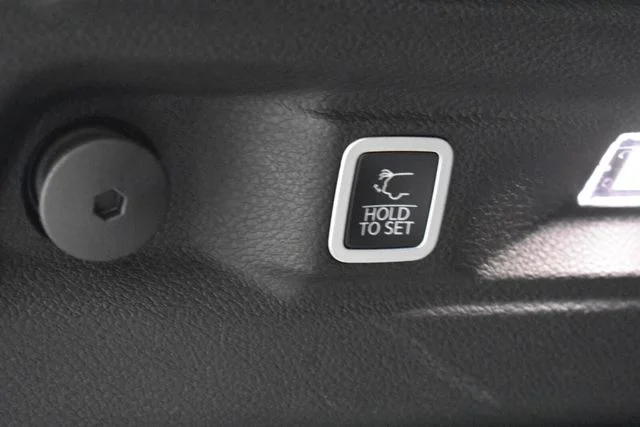 New 2026 Silver Zynith Exterior Paint Jeep Laredo Altitude image 20