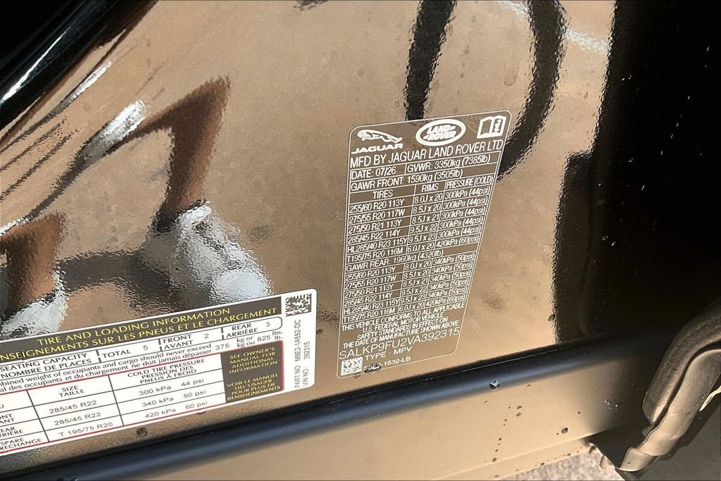 New 2027 Santorini Black Metallic Land Rover SE image 13