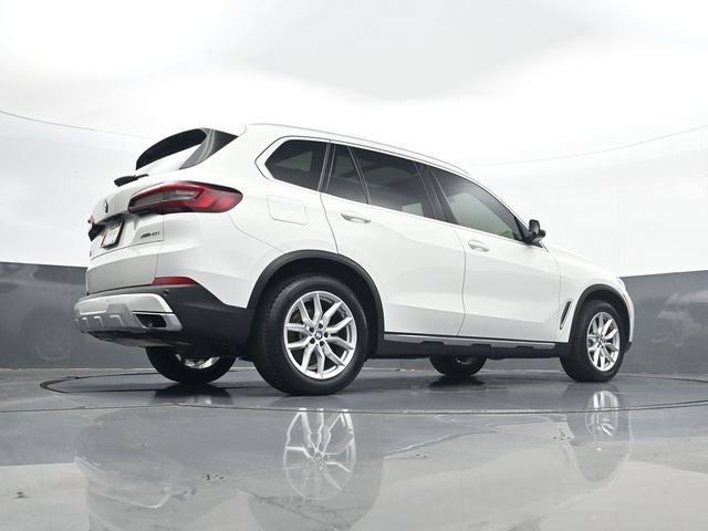 Used 2021 White BMW xDrive40i image 25