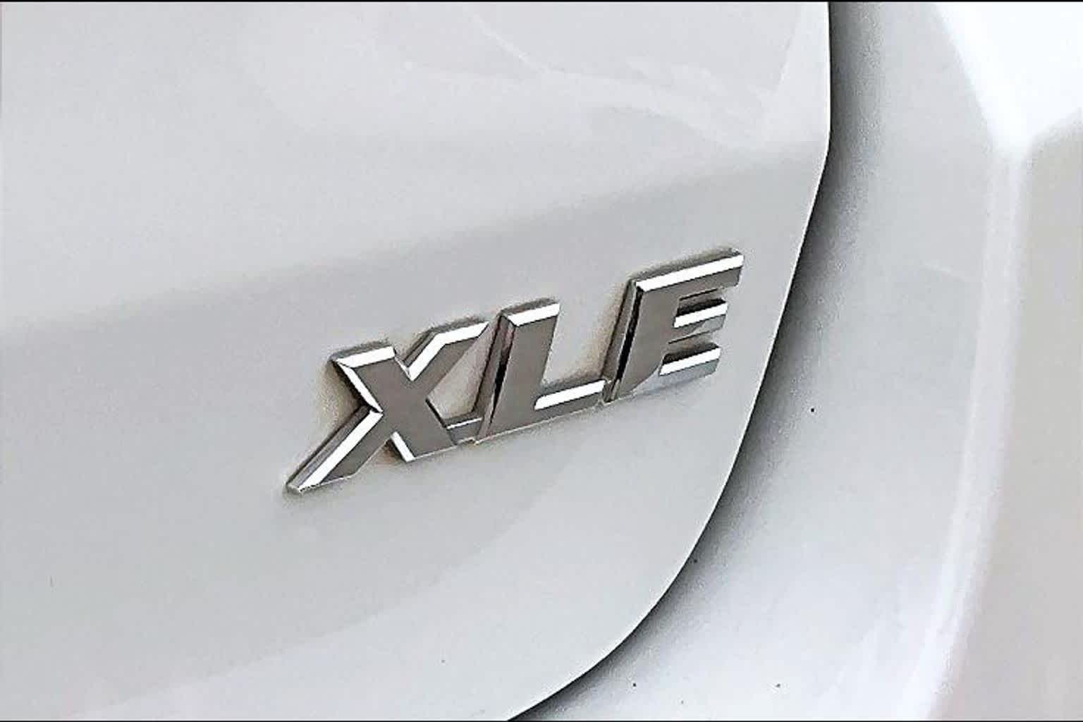 Used 2015 Blizzard Pearl Toyota XLE image 9